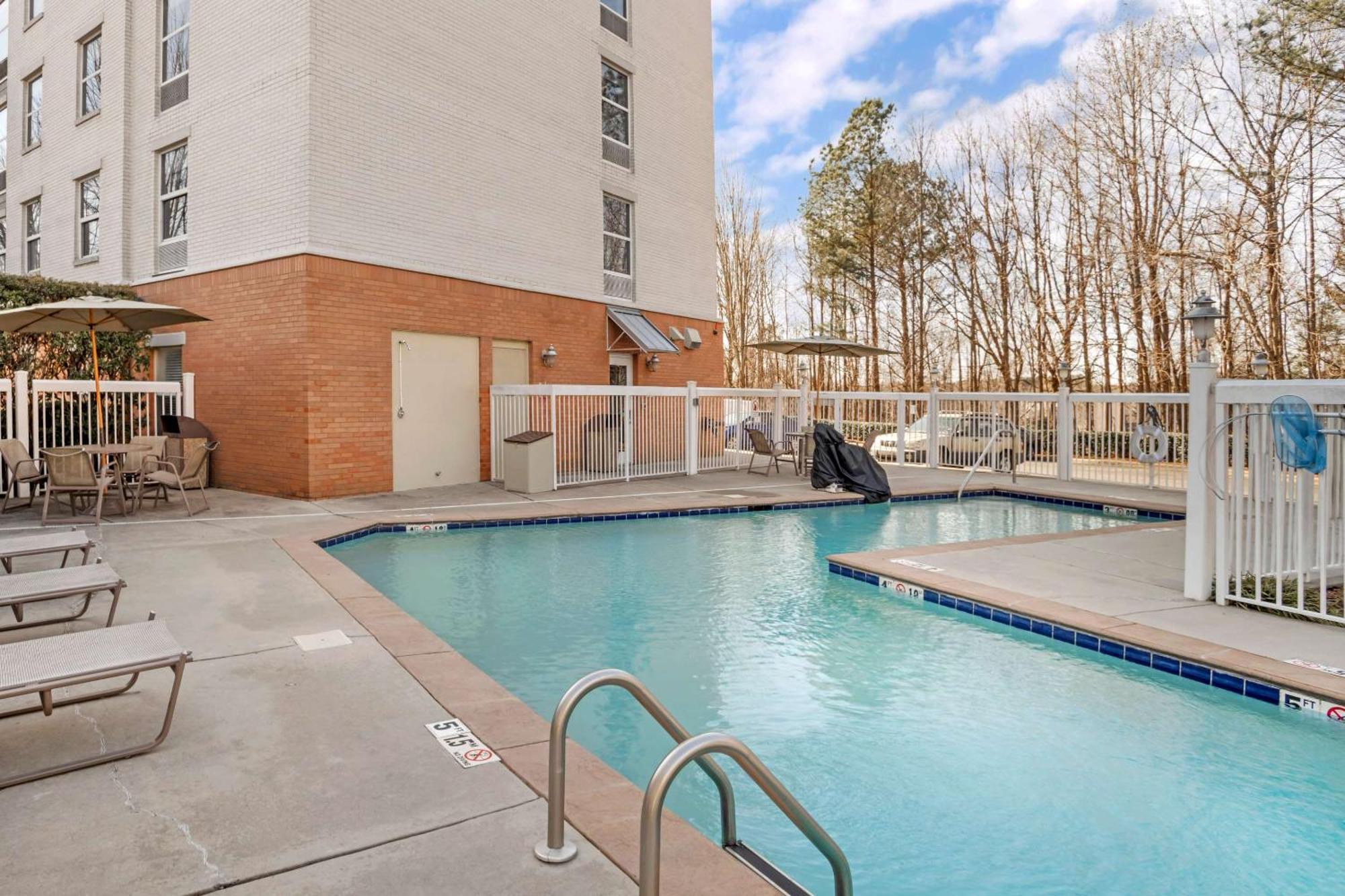 Comfort Suites Near Birkdale Village- Huntersville Exterior photo
