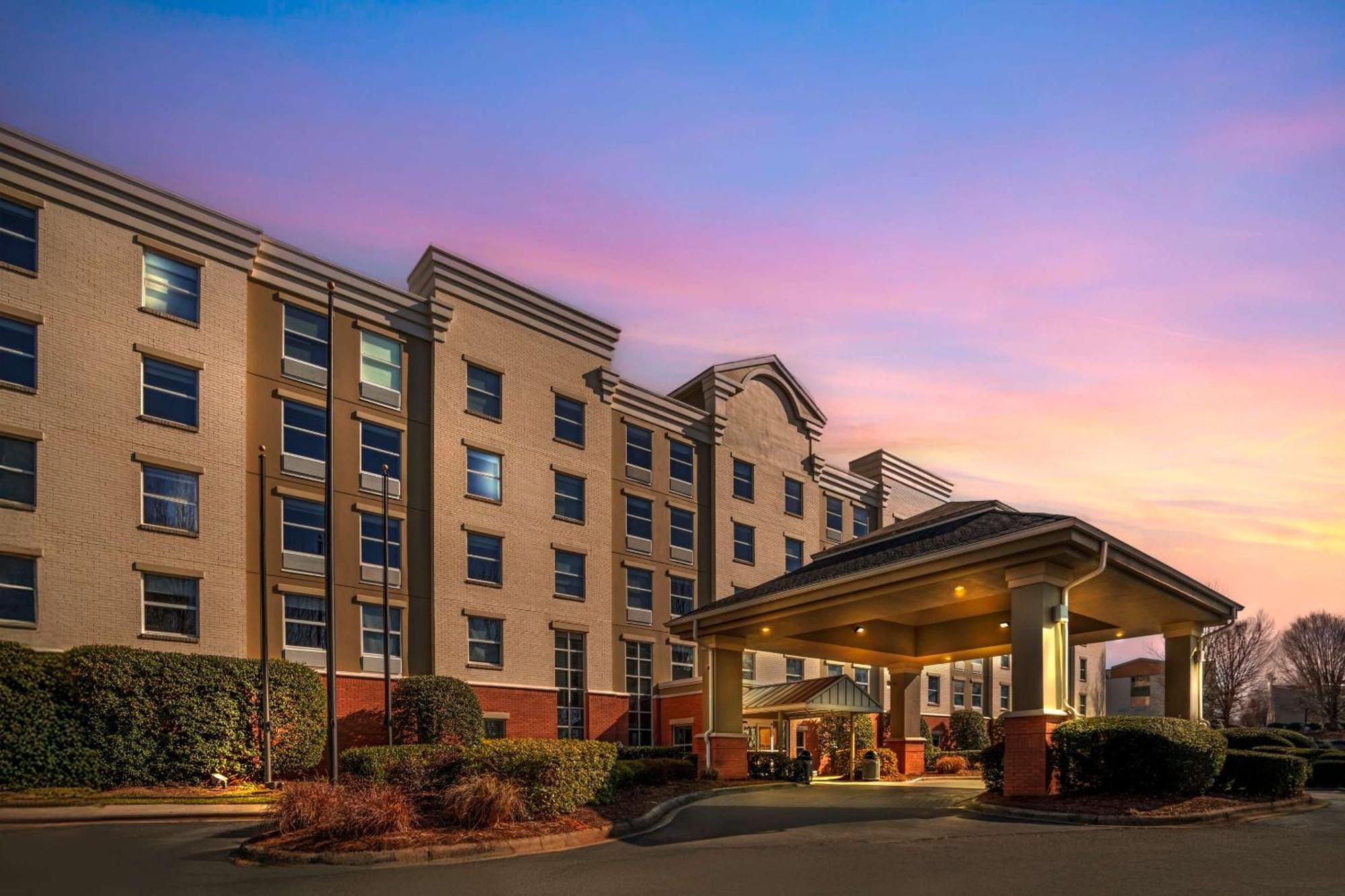 Comfort Suites Near Birkdale Village- Huntersville Exterior photo